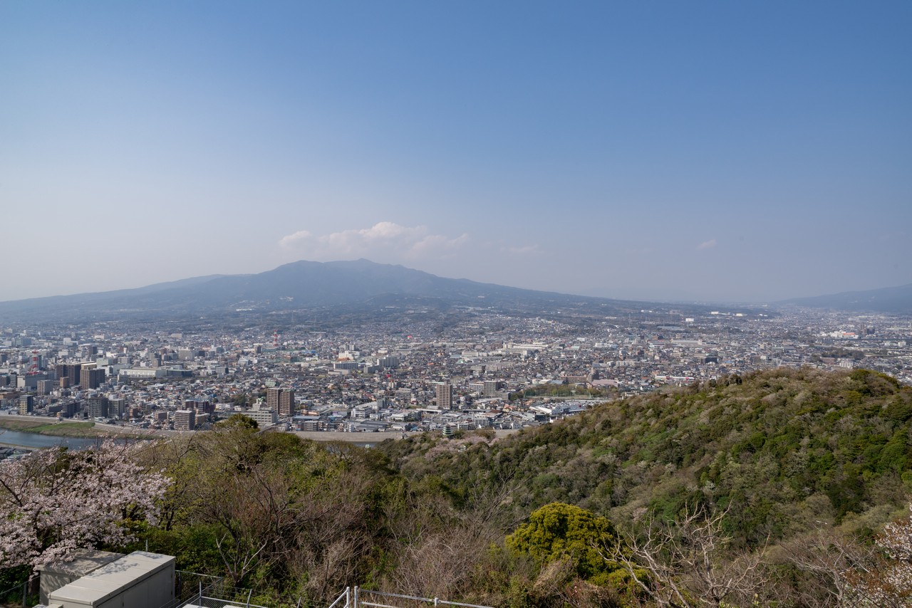 香貫山から見た愛鷹屋と雲に覆われた富士山