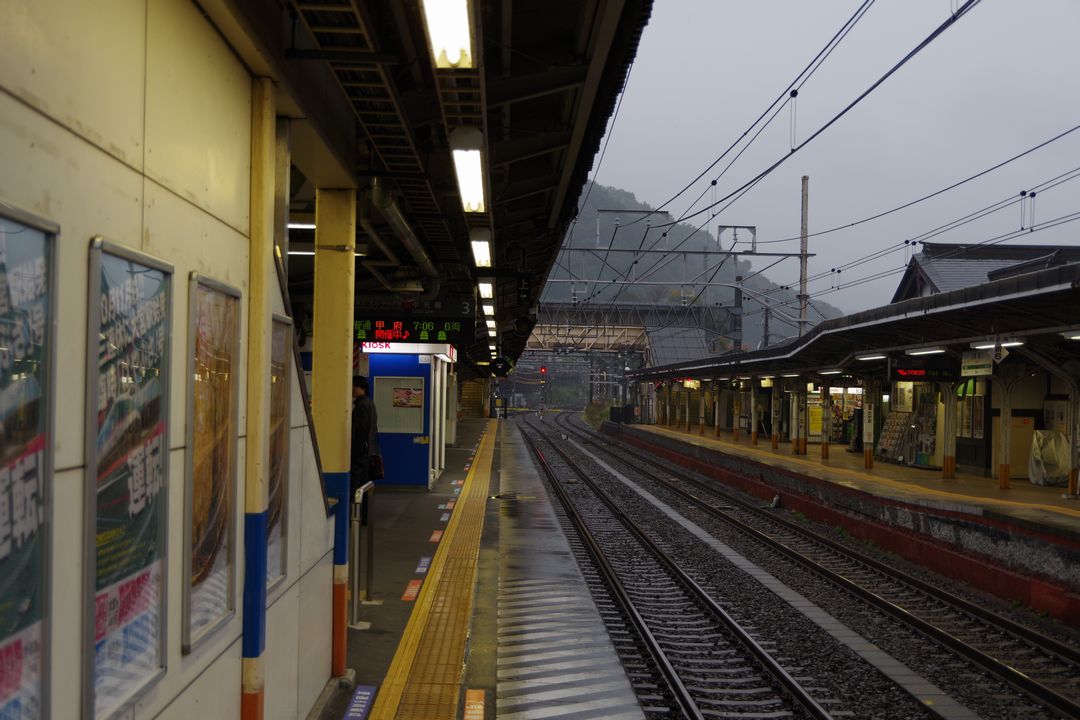 雨のＪＲ高尾駅