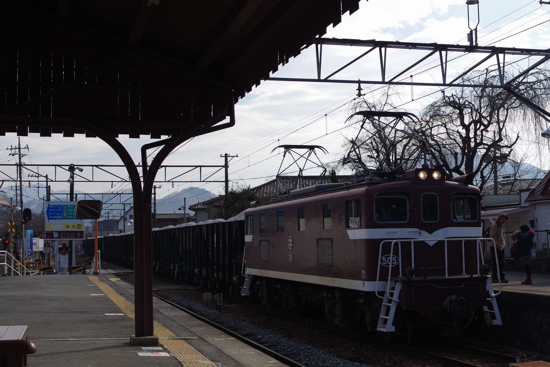 長瀞駅を通過する貨物列車