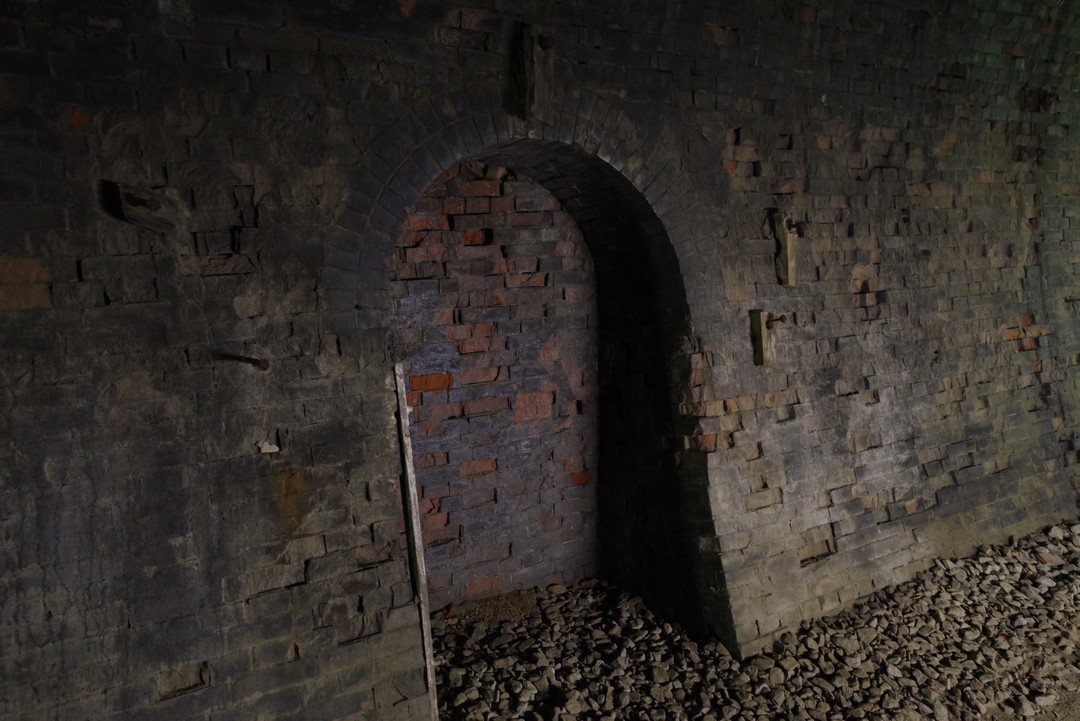 トンネル内部の退避溝