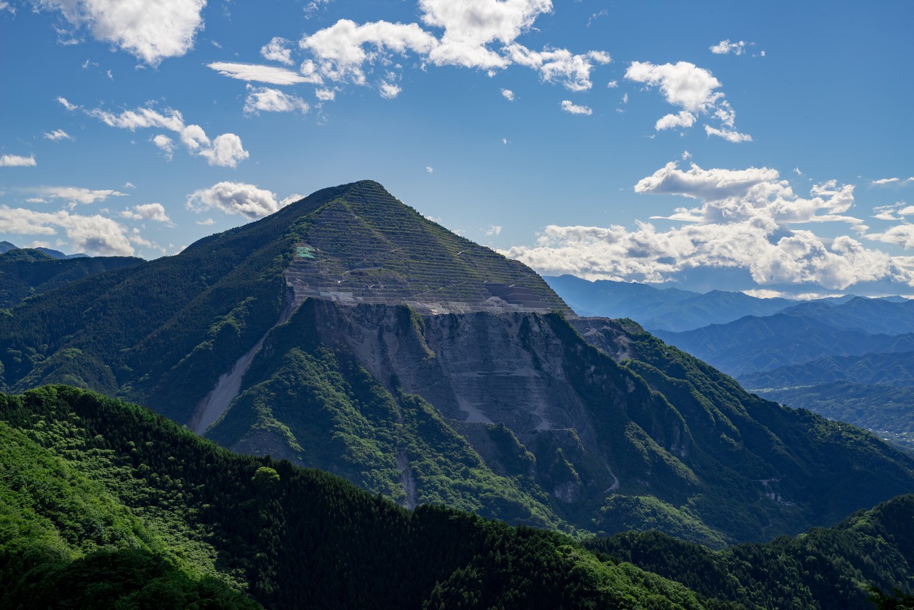 横瀬二子山から見た武甲山
