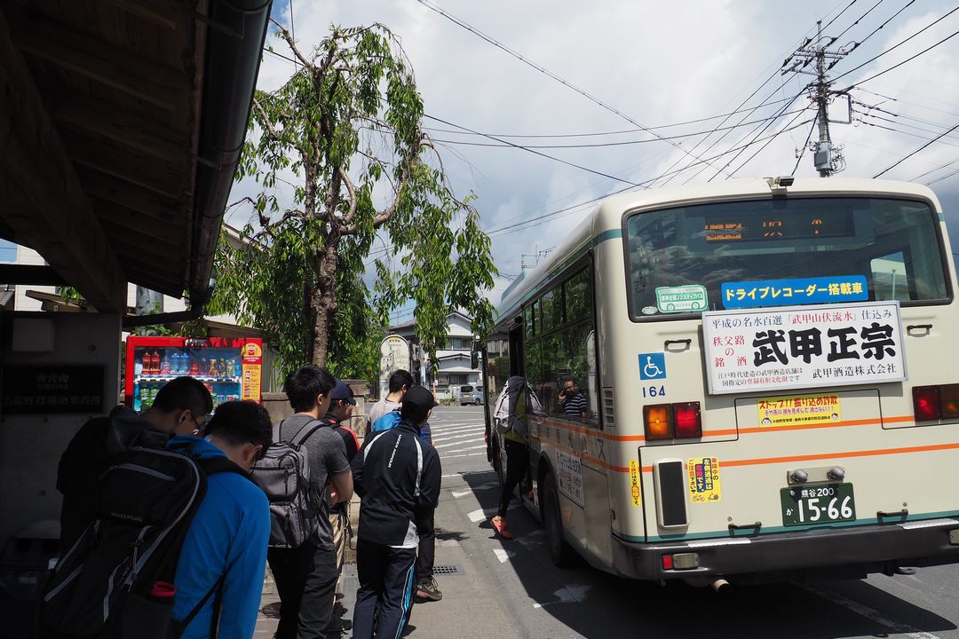 小鹿野役場前に停車する坂本行きのバス