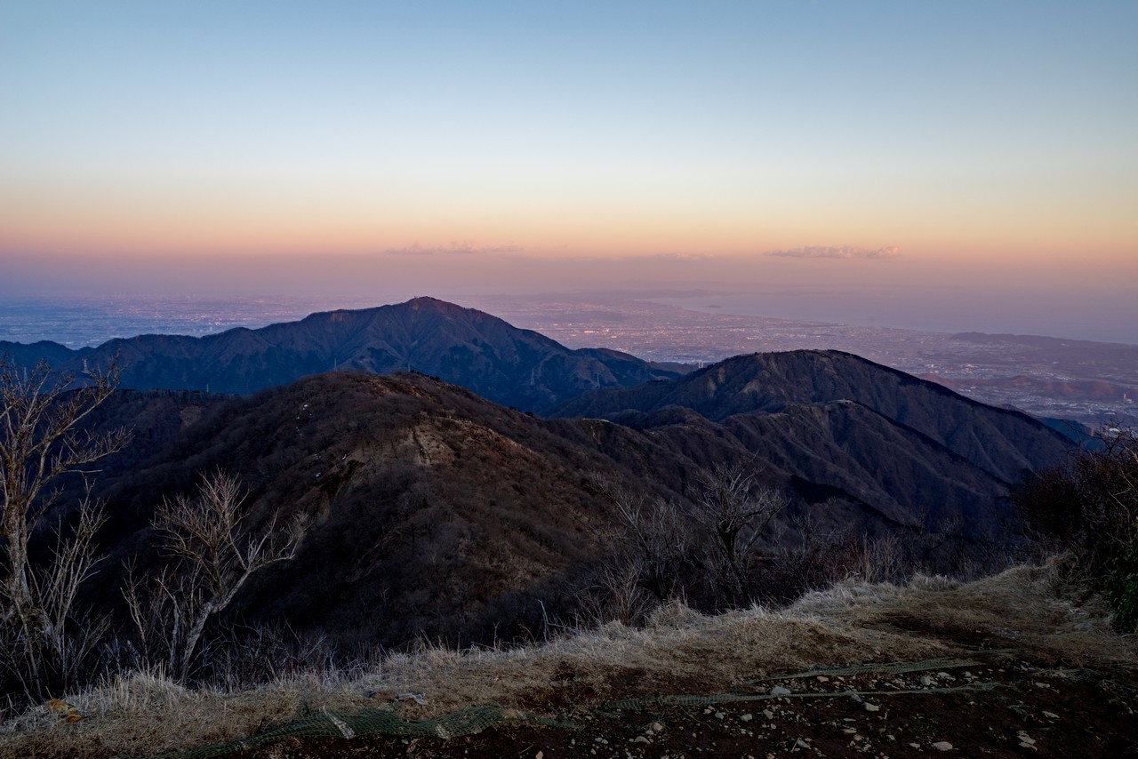 日没後の塔ノ岳山頂から見た表尾根