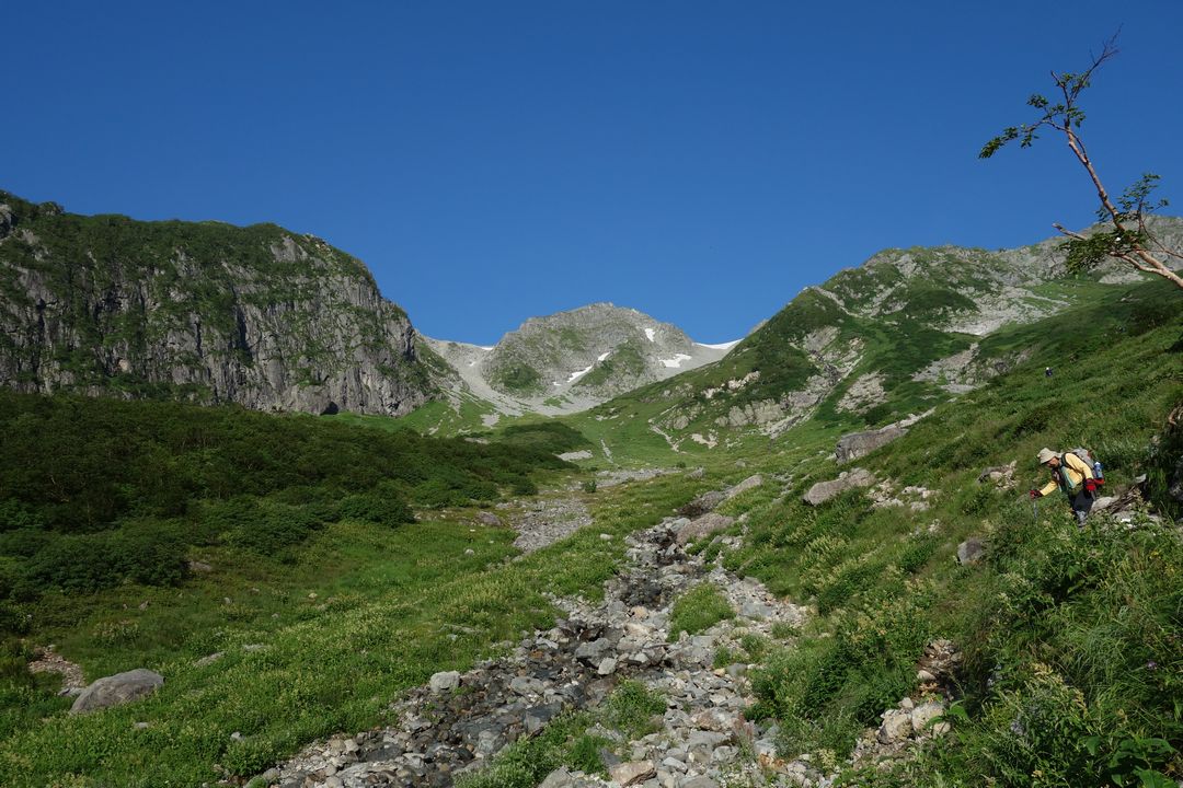 槍沢コース　大曲上部の登山道風景