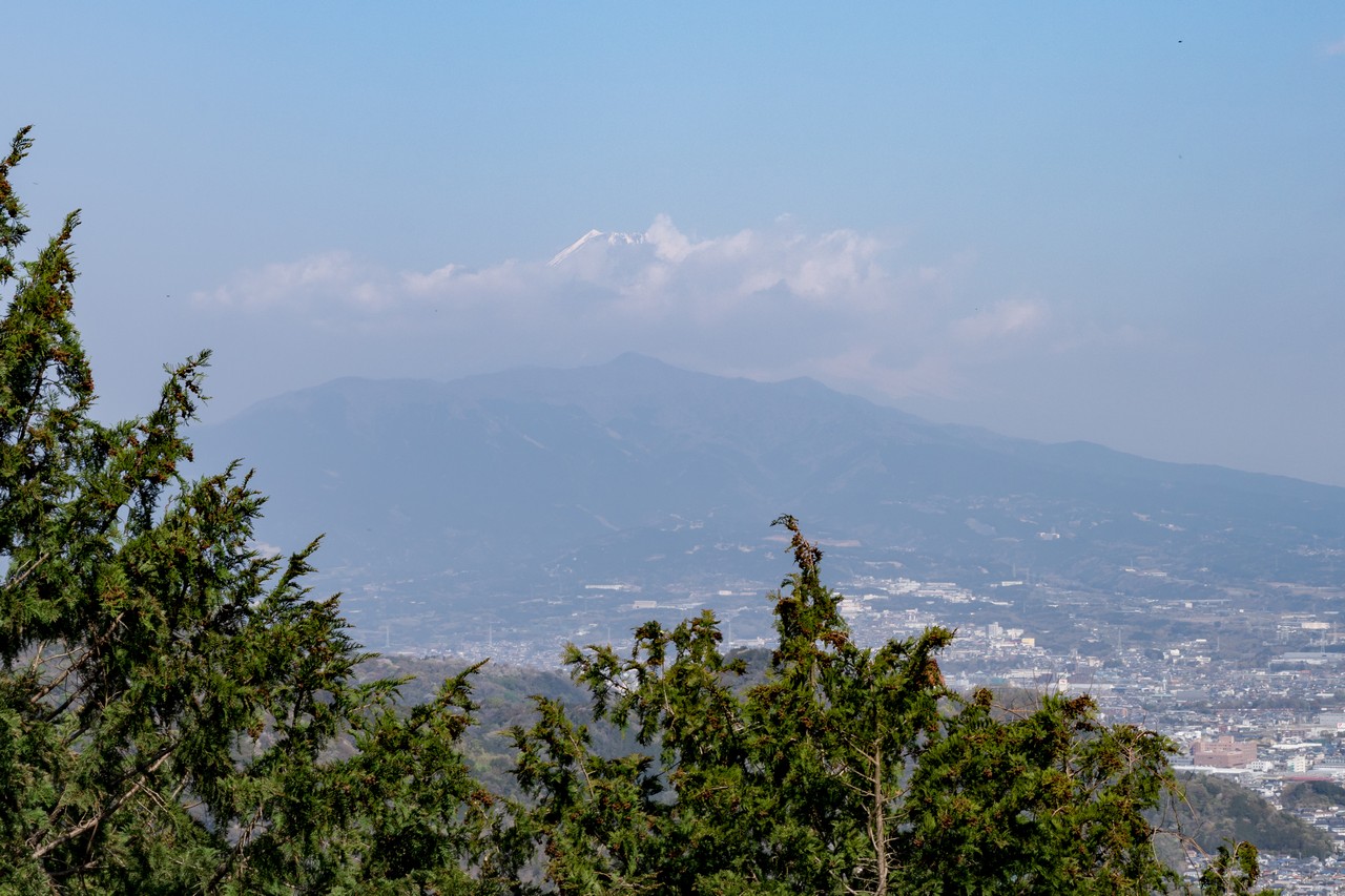 沼津アルプス　多比口峠付近から見た霞んだ富士山