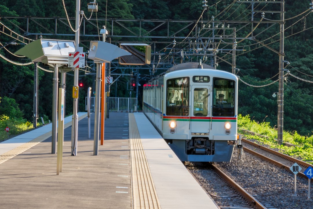 芦ヶ久保駅に入線する西武線普通列車