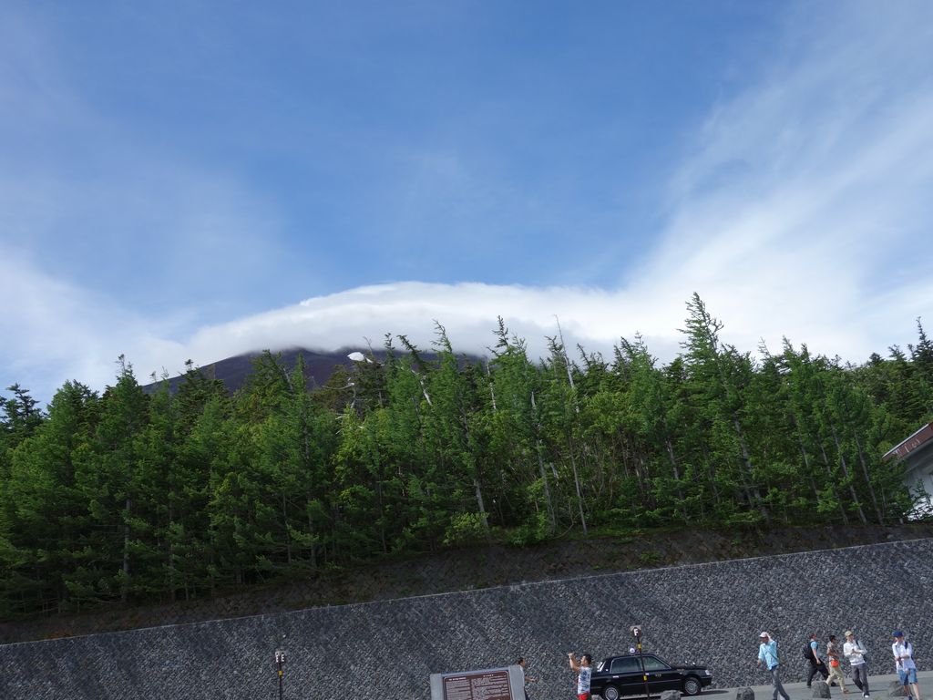 雲に覆われた富士山の山頂部