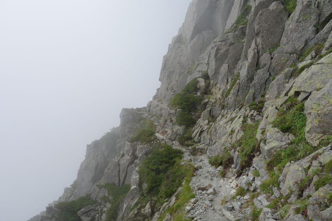 吊尾根の登山道