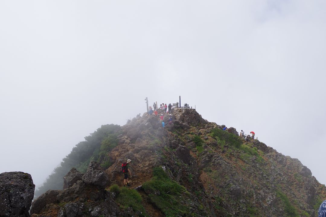 大勢の登山者がひしめく赤岳の山頂