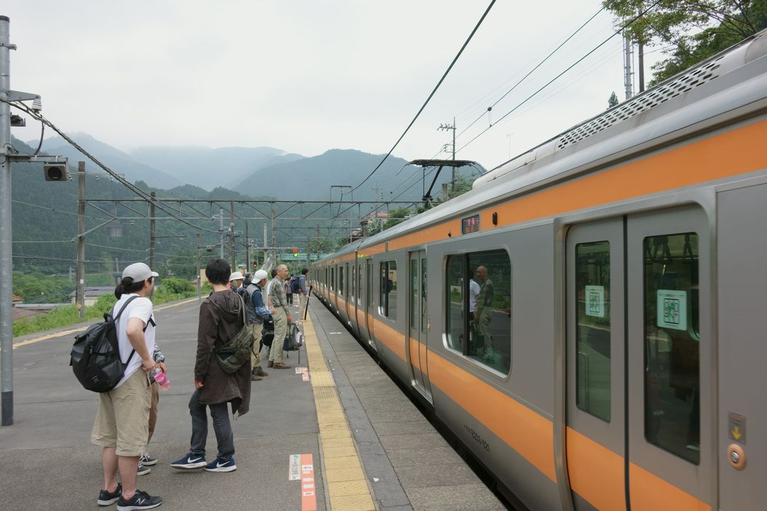 御嶽駅に入線する青梅行き普通電車