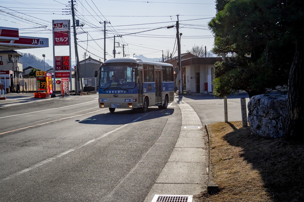小鹿野役場前に停車する小鹿野町営バス