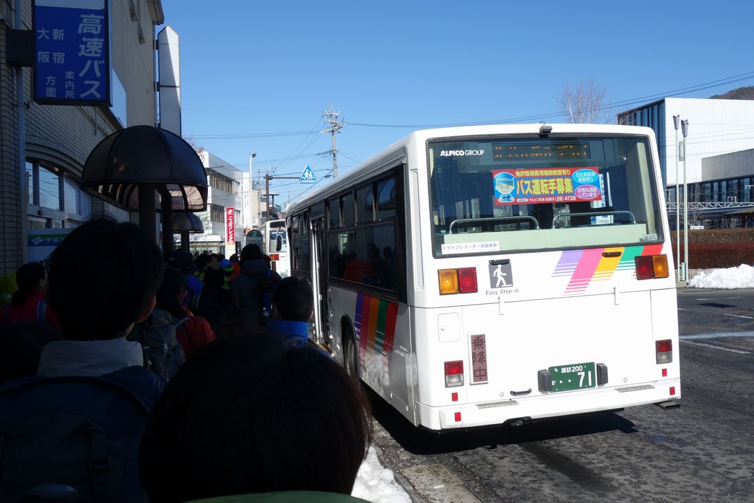 行列が出来た茅野駅のバス停