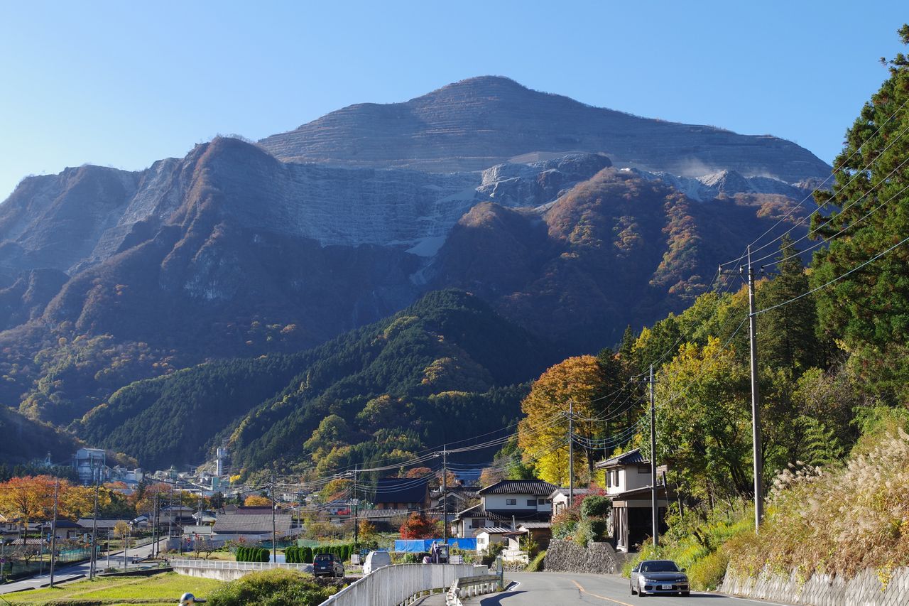 横瀬町内から見上げる武甲山