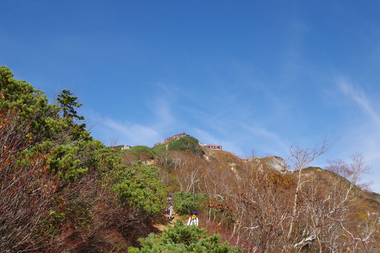 合戦尾根から見た燕山荘